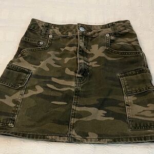 TOPSHOP Camouflage Cargo Skirt size 2